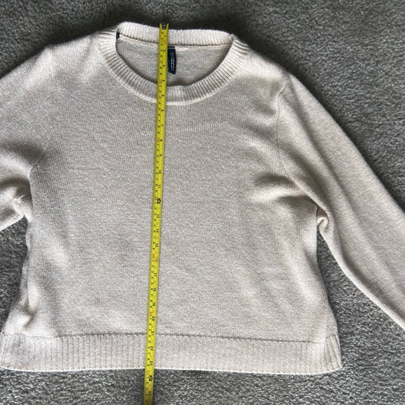 H&M DIVIDED beige/oatmeal cropped sweater size XL - Picture 7 of 10